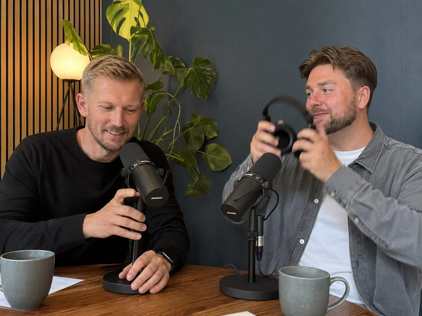 Matti Ljungberg og Henrik Bondtofte i studiet med mikrofoner, mens de optager podcasten Kris og Bondtofte