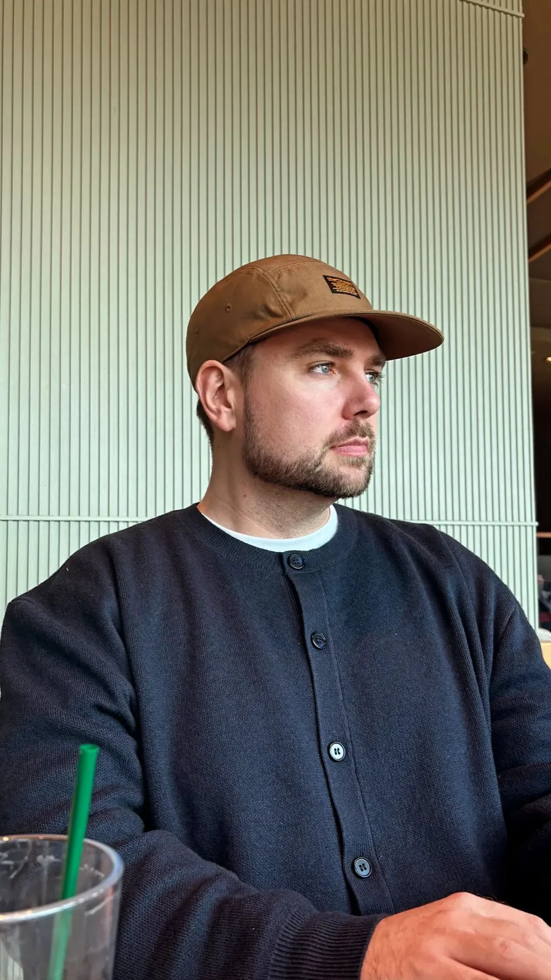 Matti Ljungberg i profil med kasket. Editorialt portræt