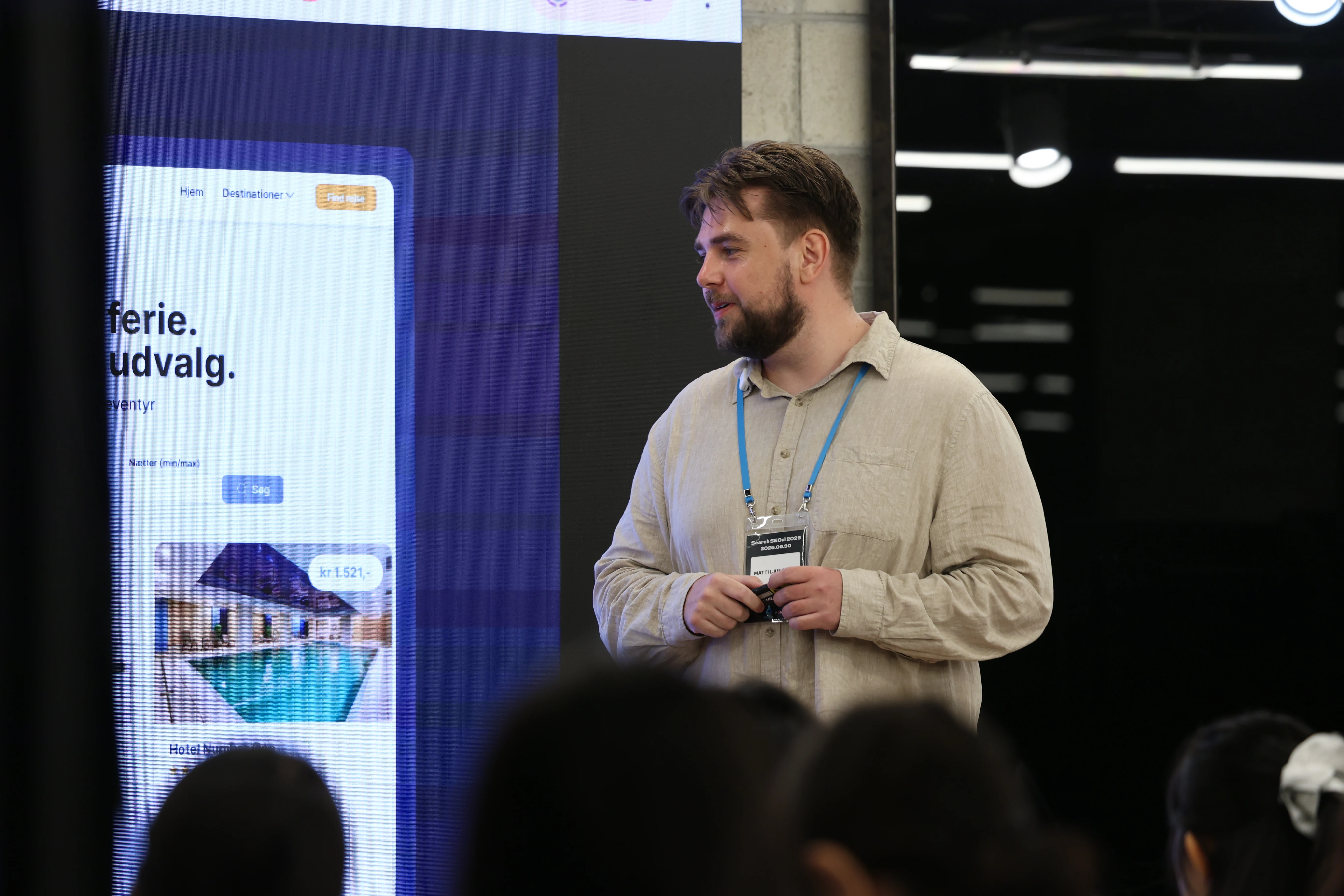 Matti Ljungberg på scenen i Seoul, gennemgår et e-commerce-eksempel